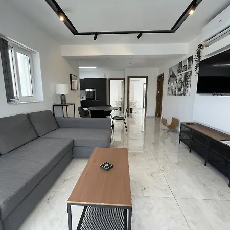 Casa Leon Malta * San Ġiljan